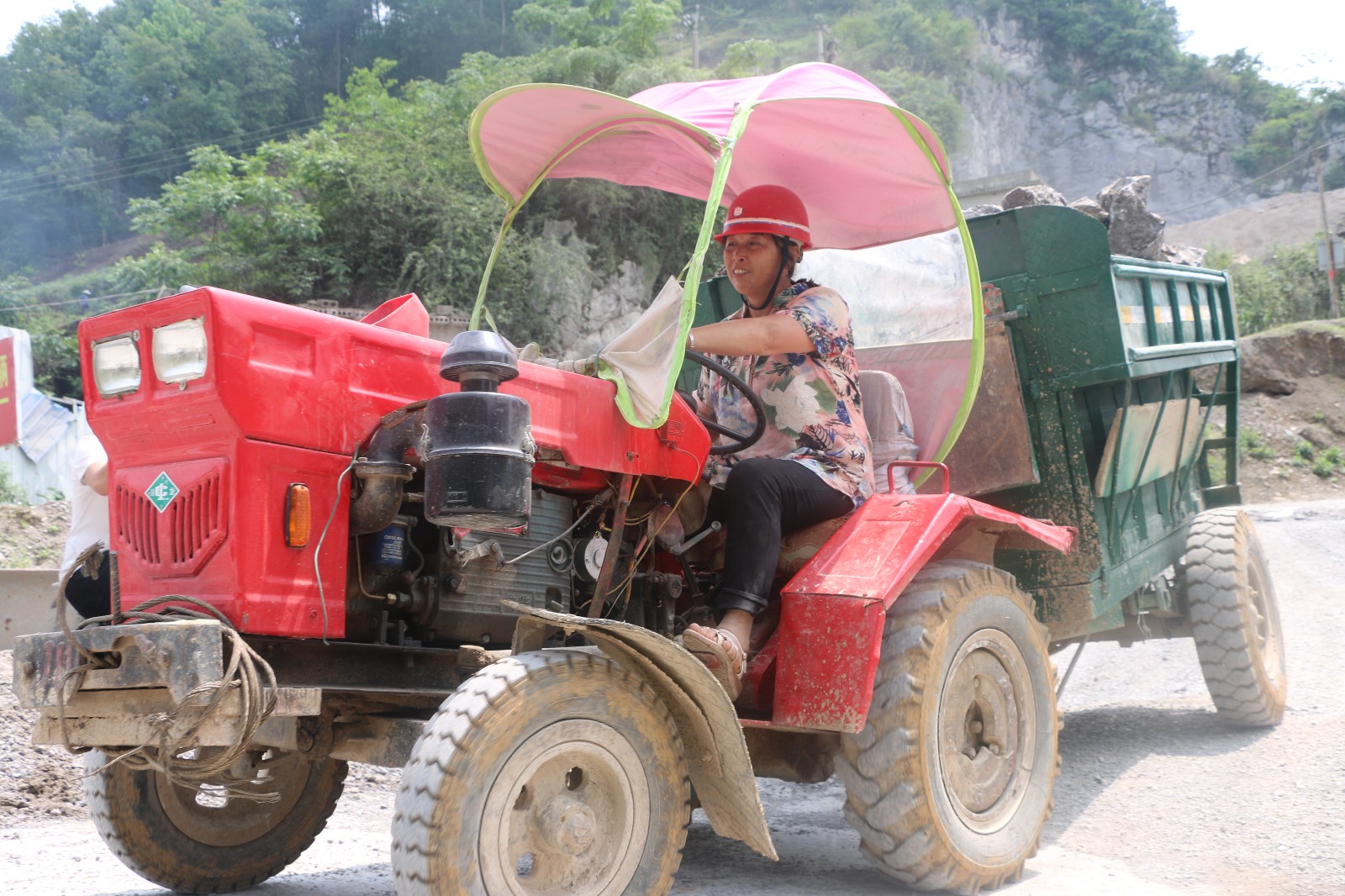 微纪录遵义播州新民镇女汉子开拖拉机撑起家25年运输约6万车