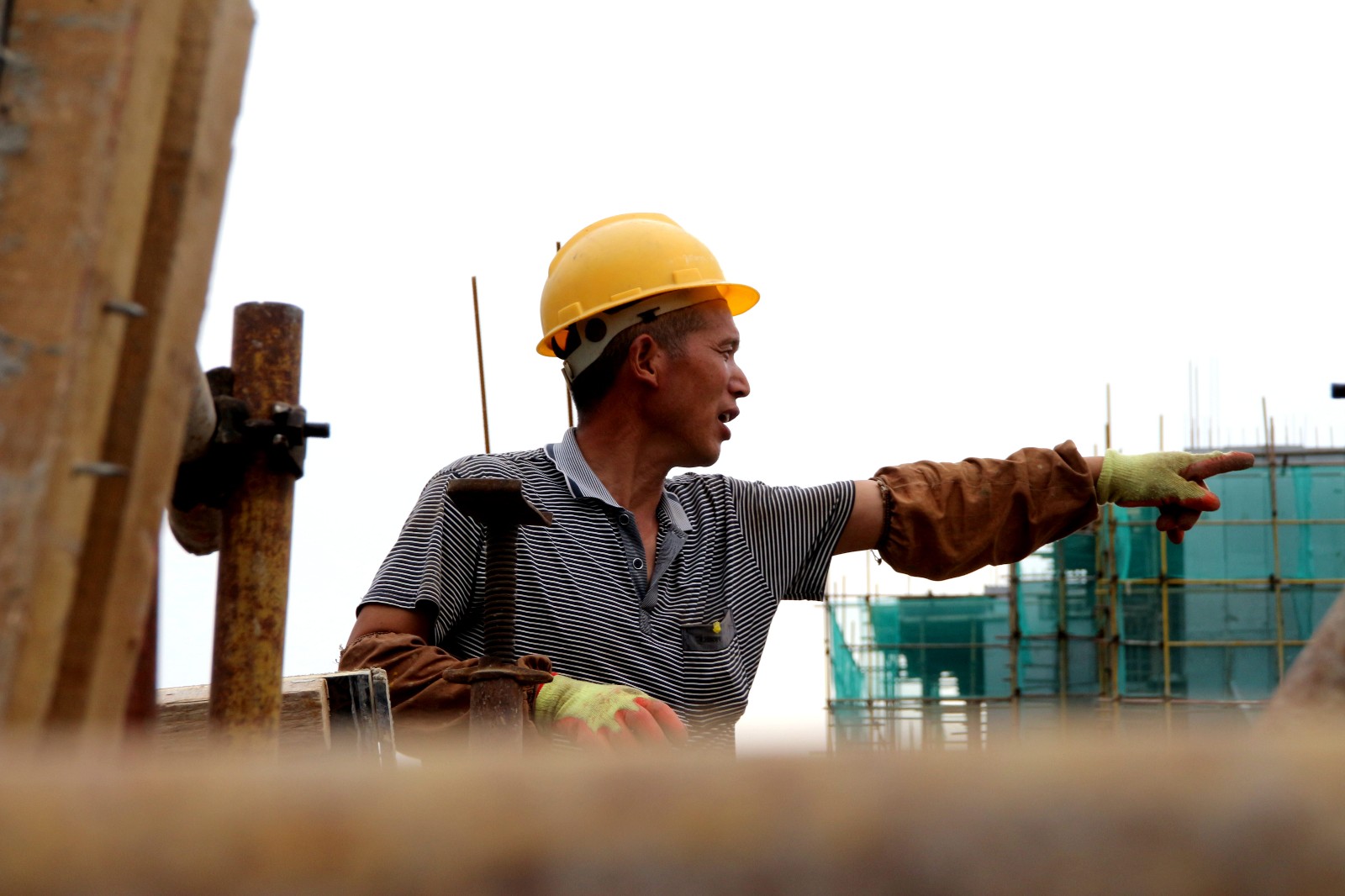 建筑工地上的农民工:跟着盖了那么多房子,就是没有自己一套