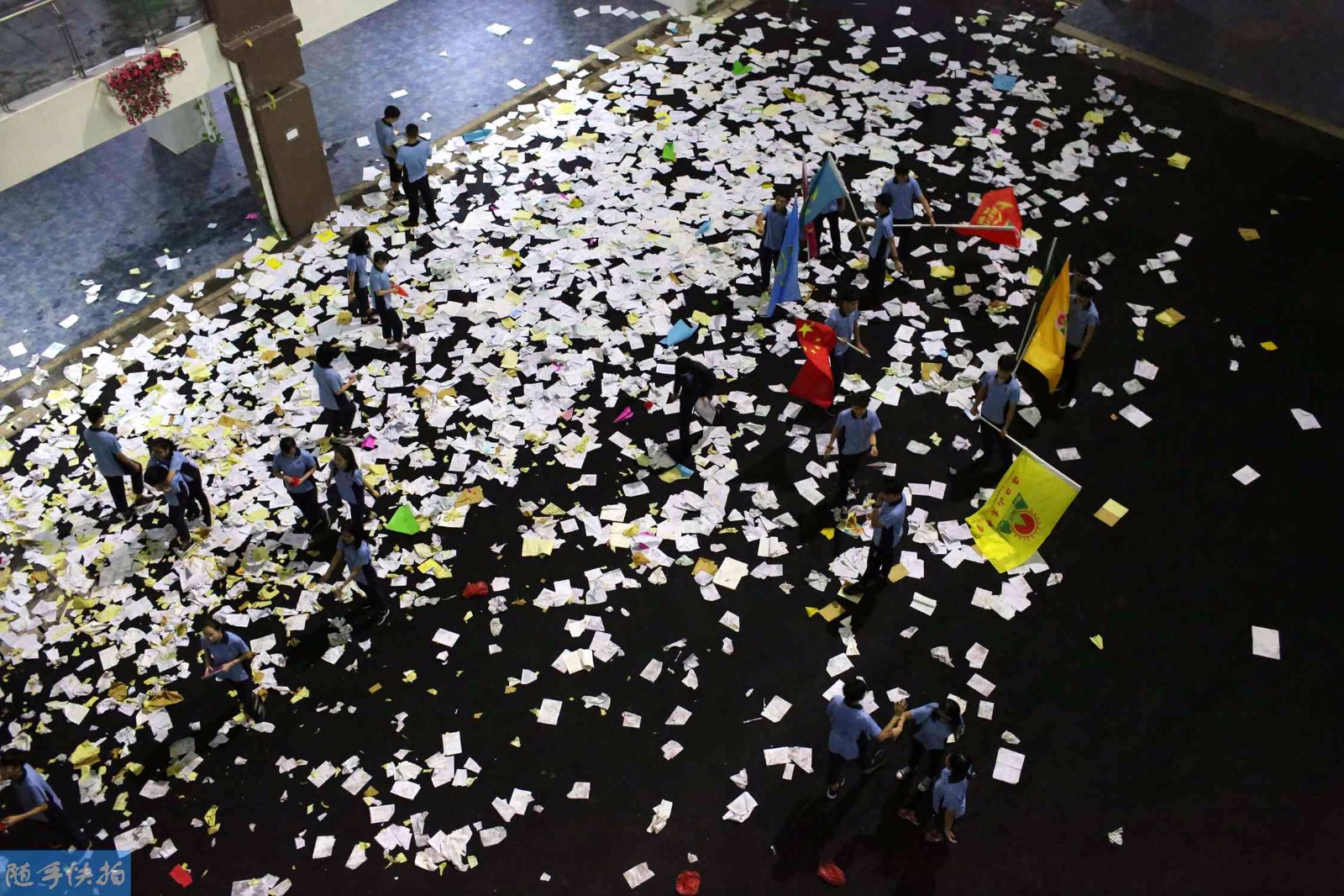 海口近千名高中生振臂高呼"高考必胜" 纸片满天飞场面震撼