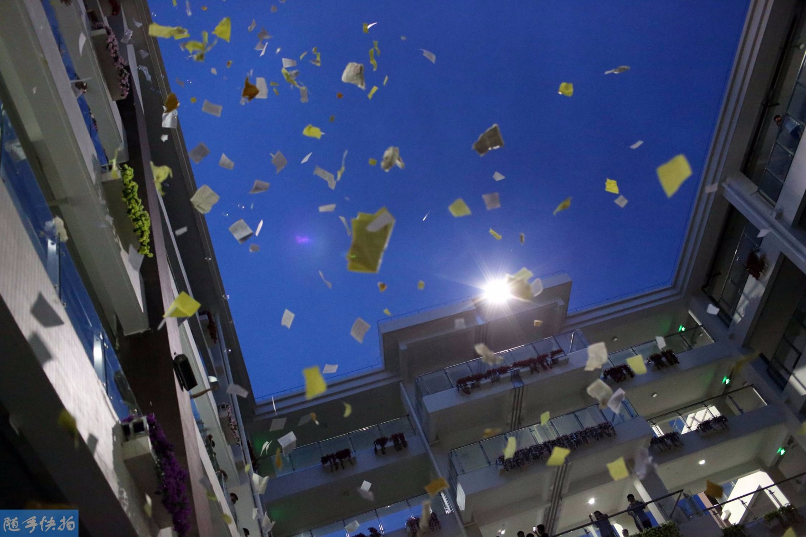 漫天飞舞的纸片,飘得十分震撼.一位高三学子正在调整高考倒计时牌.