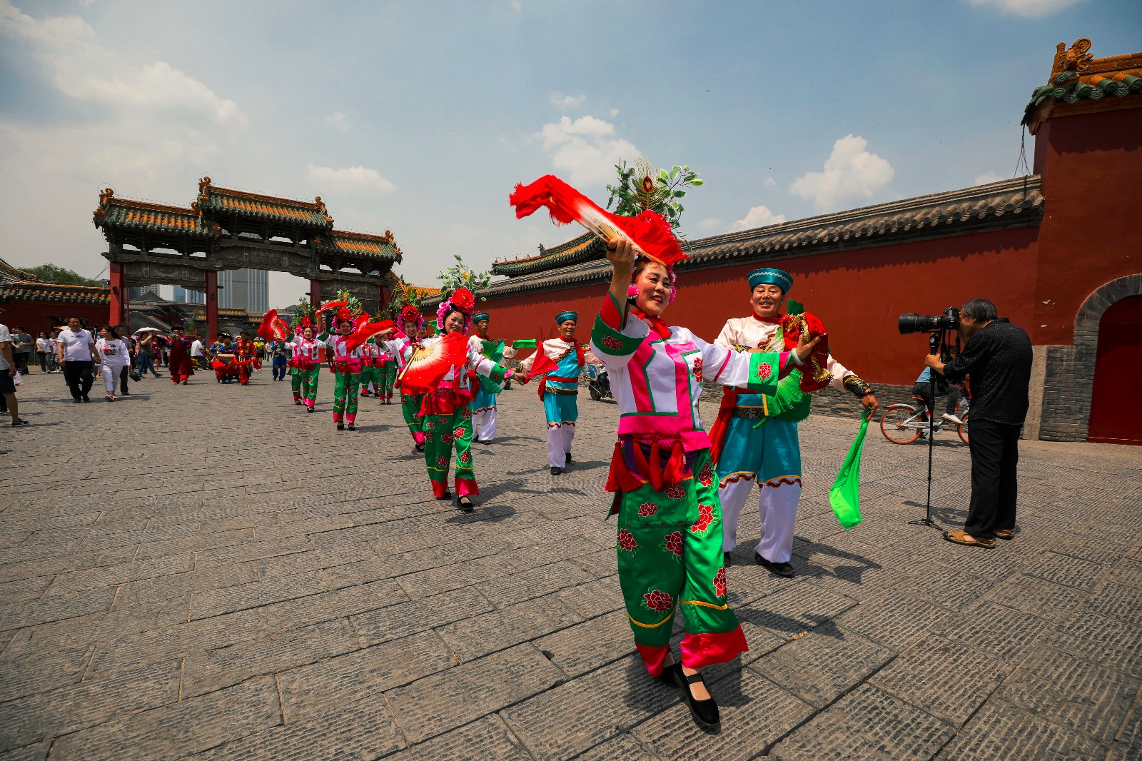 故宫红墙遇上东北大秧歌 场面喜庆火热