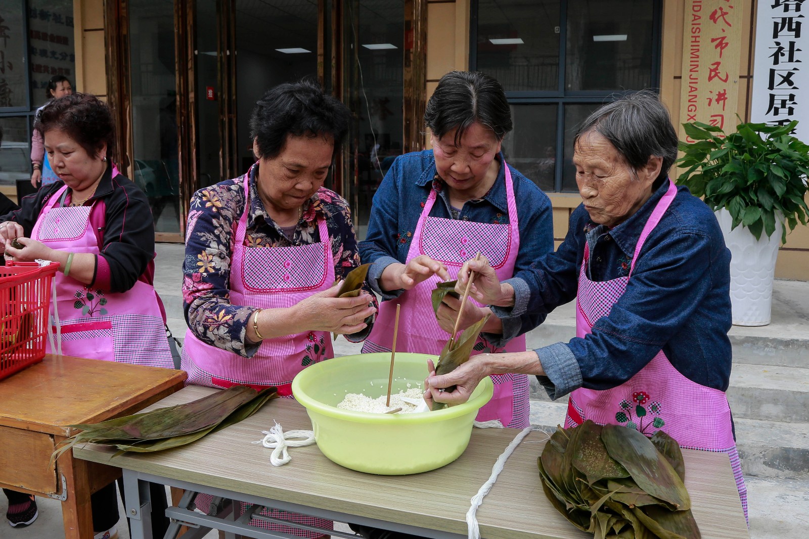 端午节: 带80岁奶奶参加社区包粽子比赛, 老人很开心哦