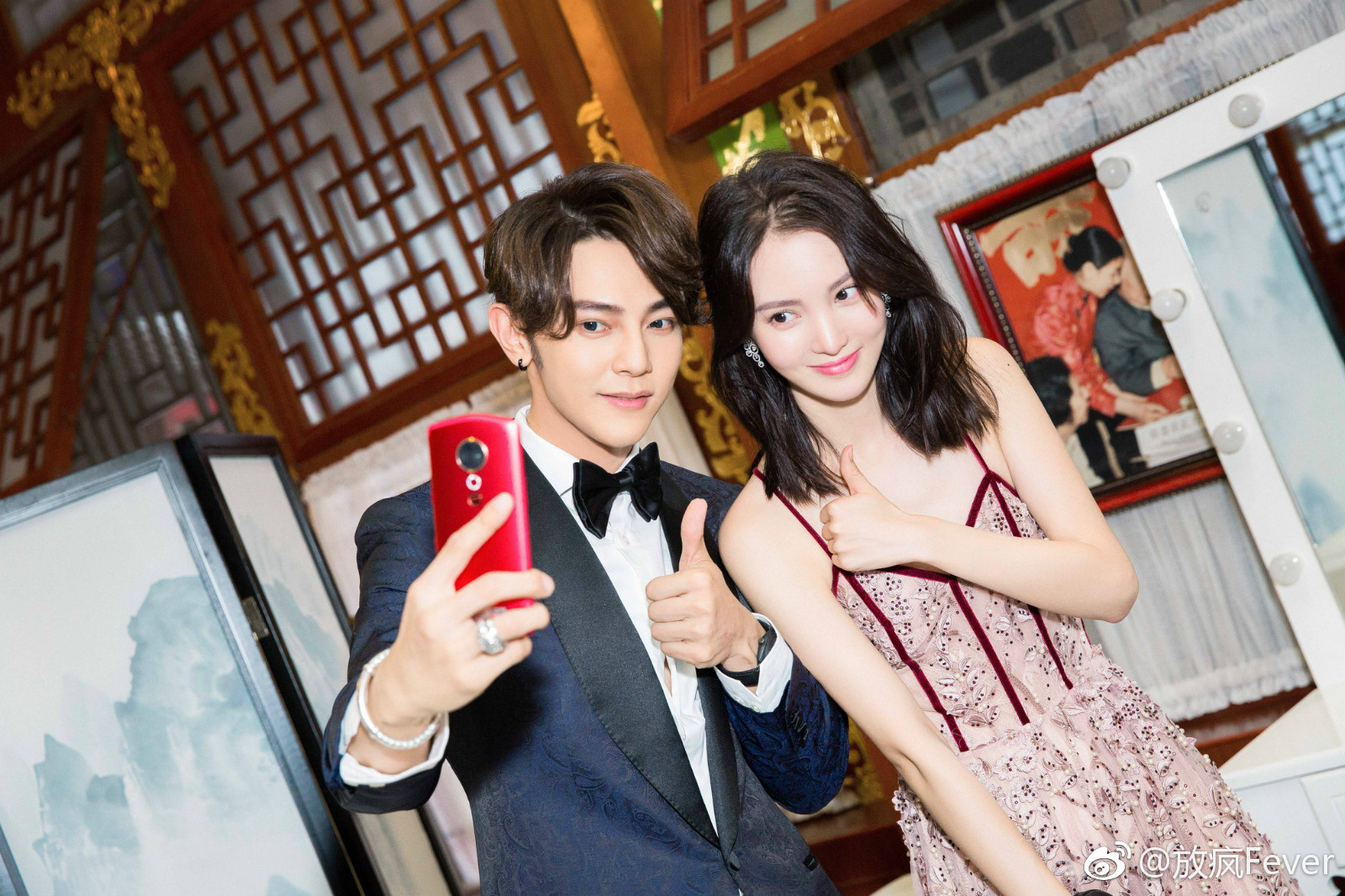 活动上偶遇新剧《萌妃驾到》搭档,汪东城金晨撒娇合影延续剧中友爱