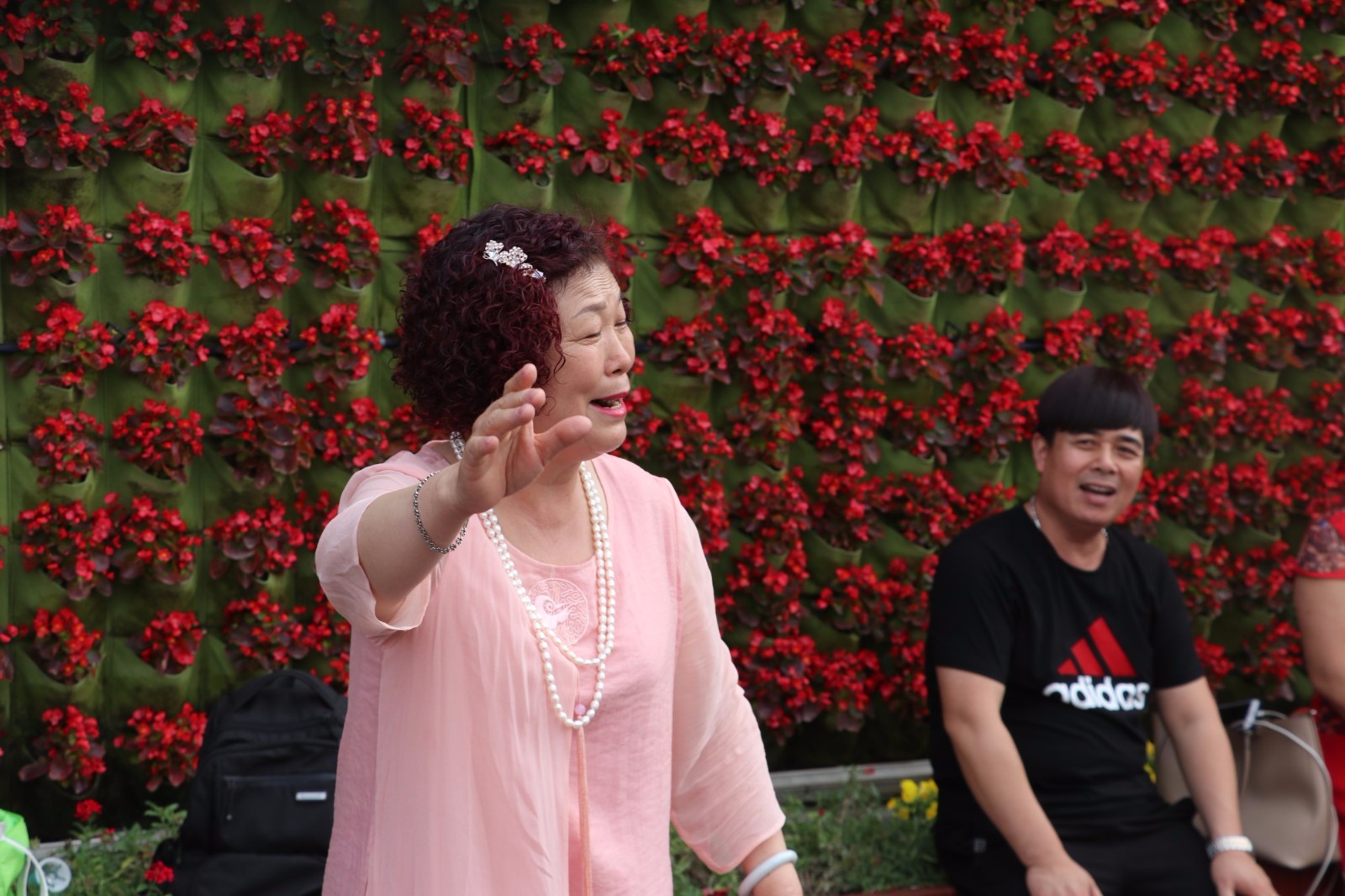 郑州大妈玉米楼下轻唱戏曲,路人用口配乐合奏,掌声不断_新浪看点