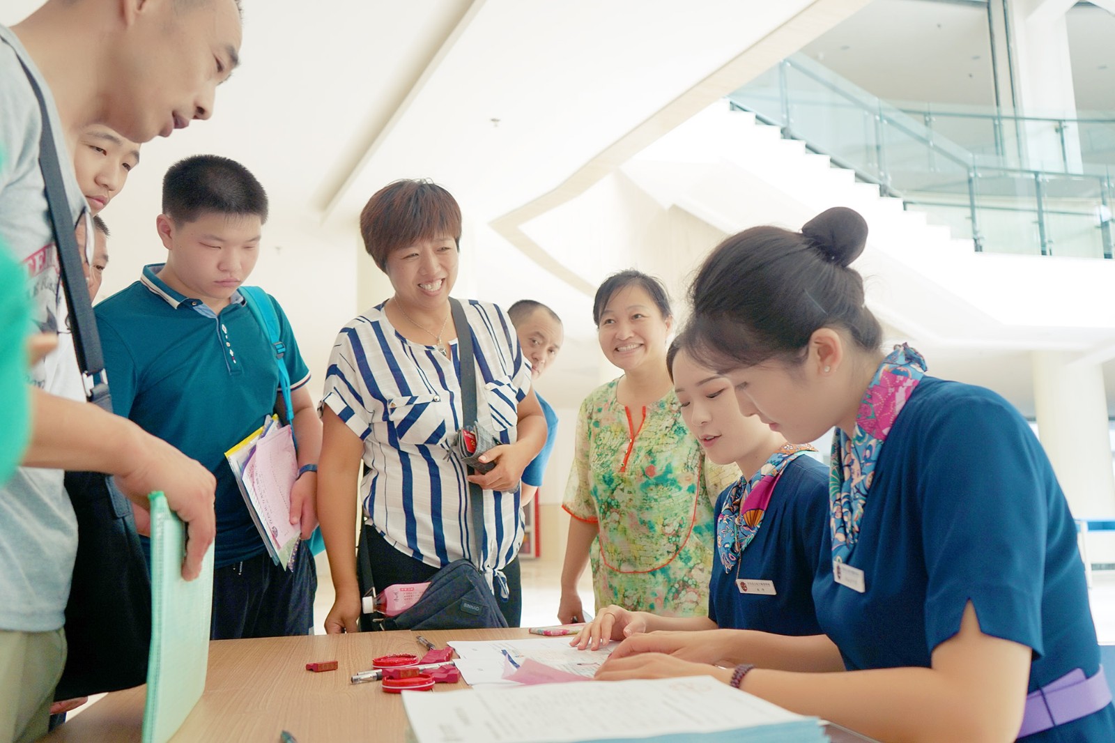 8月4日,青岛北方航空职业学校新生迎来开学报到首日,一时间校园中