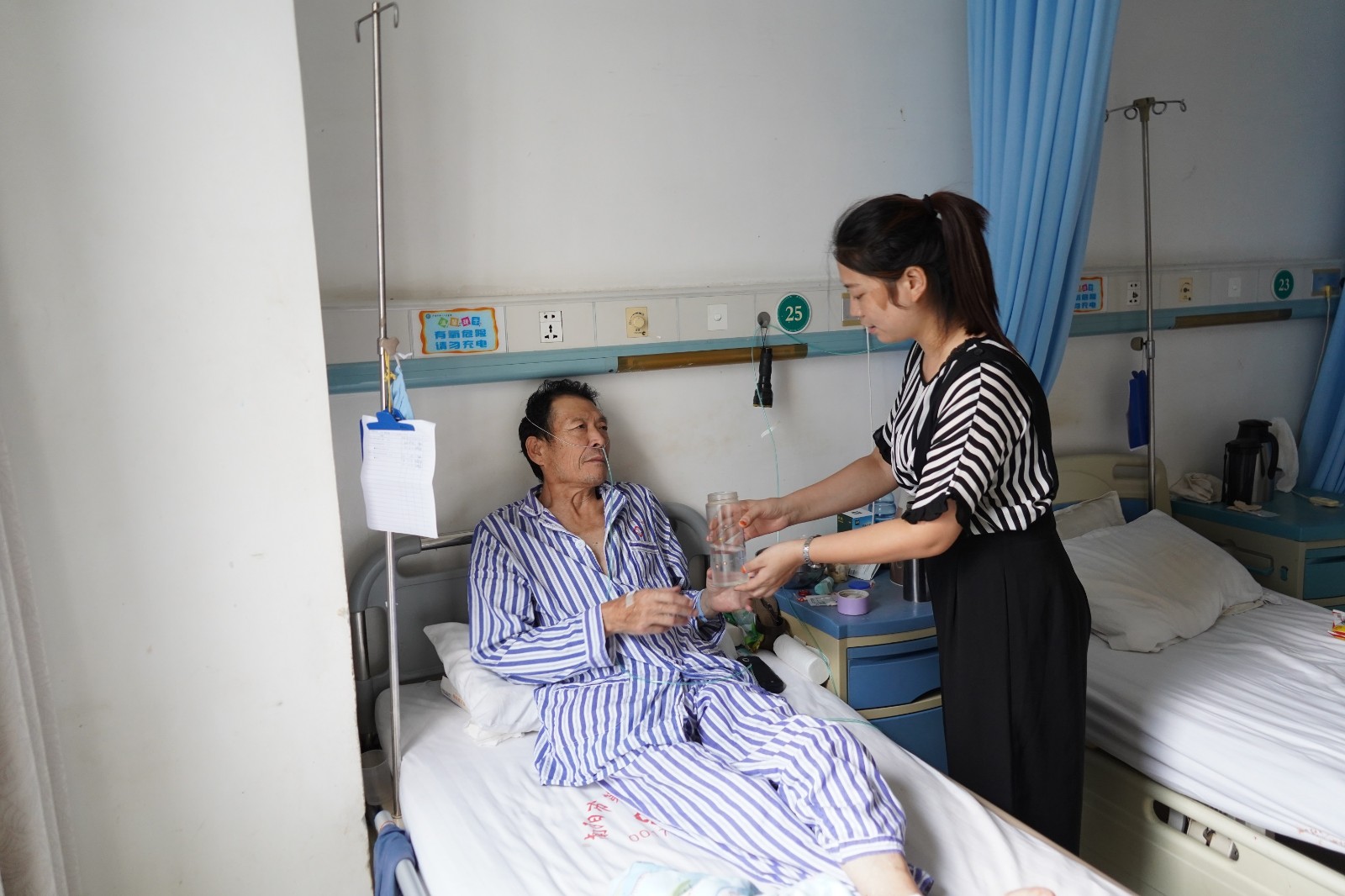 农村出身的李英,心里十分感激父母对她的养育之恩,也了解家里的困难.