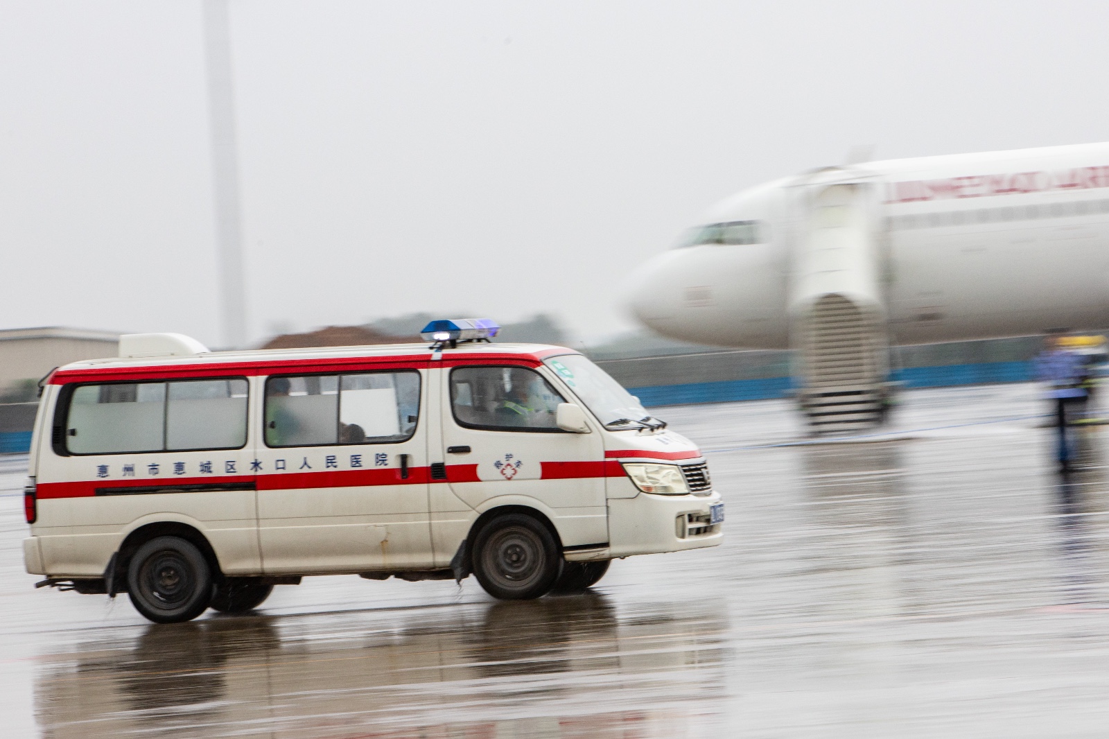 飞机失火2人重伤紧急降落惠州机场?原来是应急救援演练