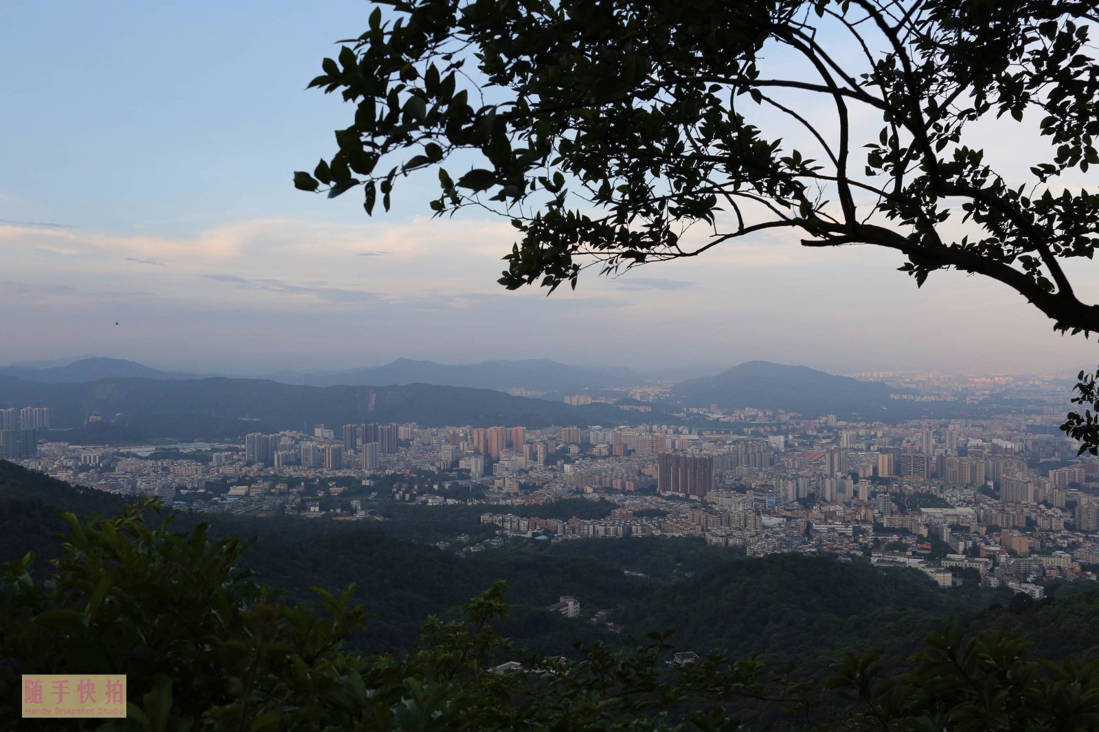 爬上广州第一山白云山 俯瞰广州城市容貌 不少游客看了都很激动|白云山|第一山|容貌_新浪新闻