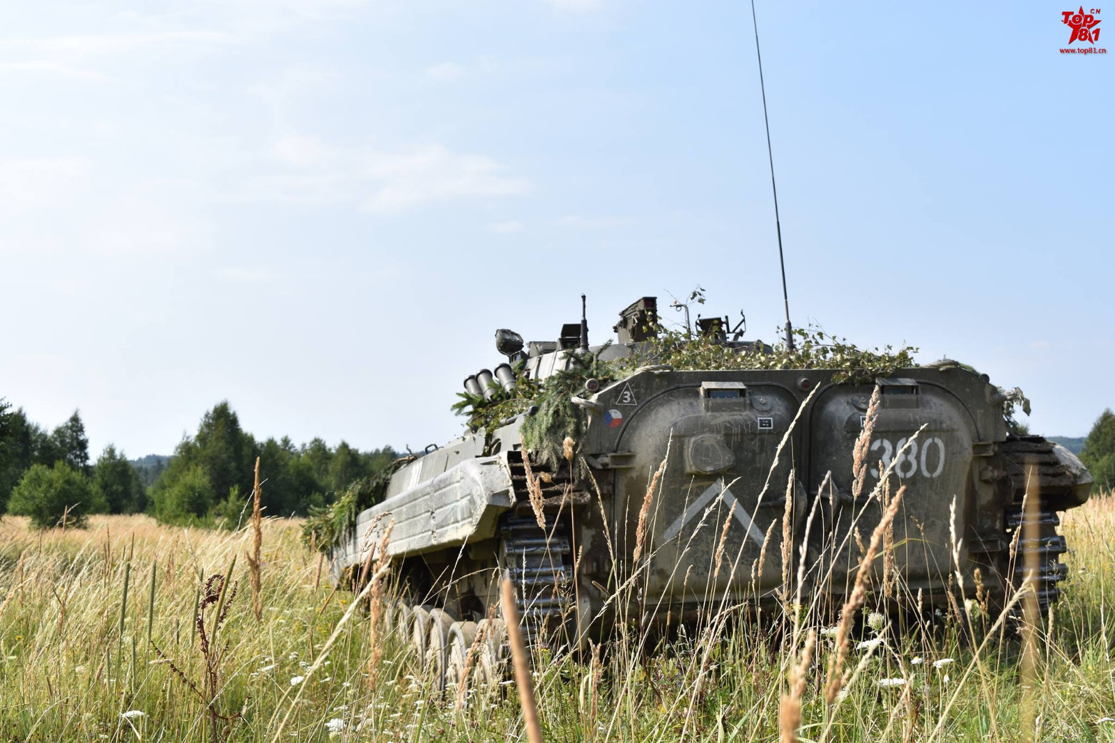 演习中的捷克坦克装甲部队,仍然保留了很多华约时代的老式武器
