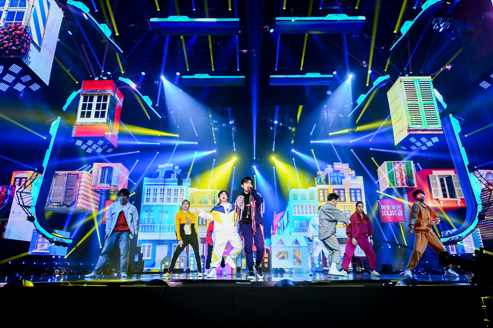 易烊千玺空降天猫双11晚会现场劲歌炫舞和粉丝尖叫点燃全场