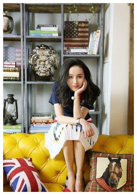 吕一温婉迷人的穿搭,知性又富有情调