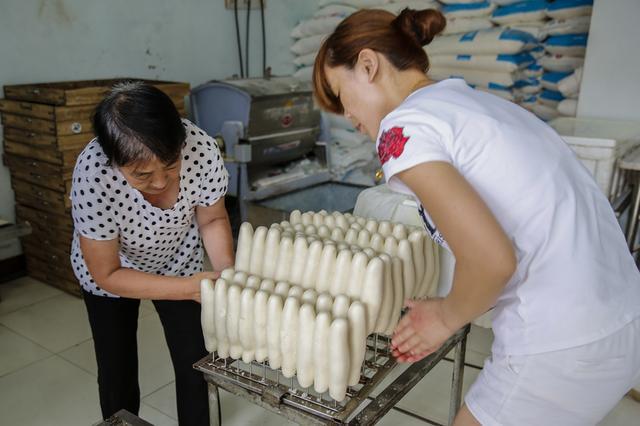 85后小夫妻开店卖馒头, 样子怪异, 路人羞涩的不好意思买