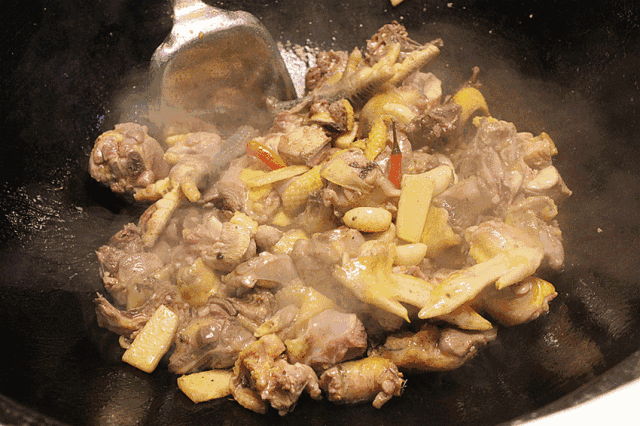 提醒想吃地锅鸡小伙伴们,去了一定要早早打招呼因为地锅鸡是需要提前