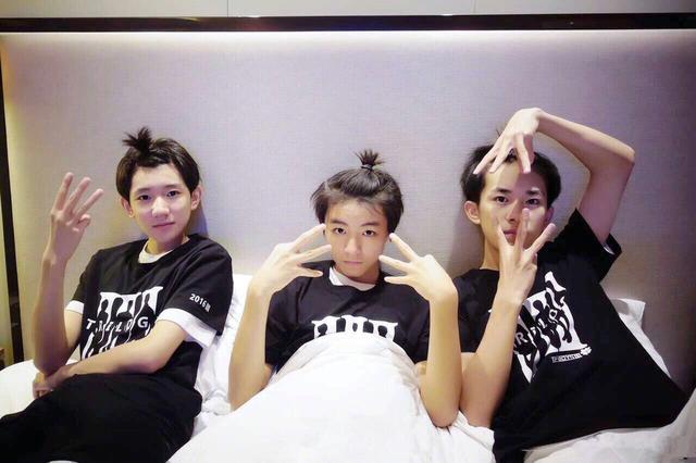 同样是扎小辫儿,陈晓诠释日系雅痞风,反观井柏然则是日系小优雅