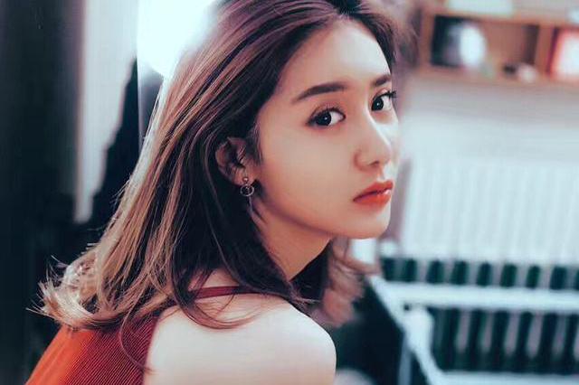 美娜做不成骑士球迷了,这一次她看起来比詹姆斯更开心!