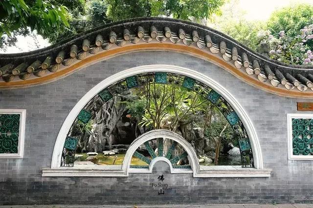 清晖园是典型的岭南园林风格,占地不大,花园设计以精巧细腻为主.