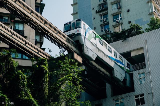 重庆的网红景点——李子坝轻轨穿楼