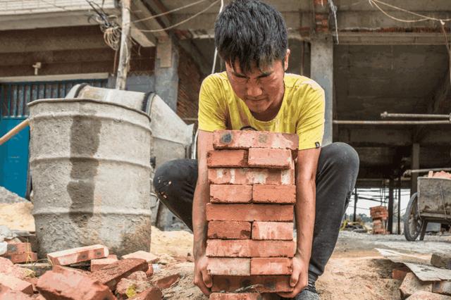 在工地当搬砖工,每天搬一万块砖,可以拿多少工资?