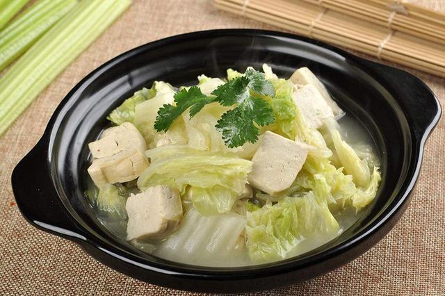 水要没过白菜同时加入切好小块的豆腐 大火烧开