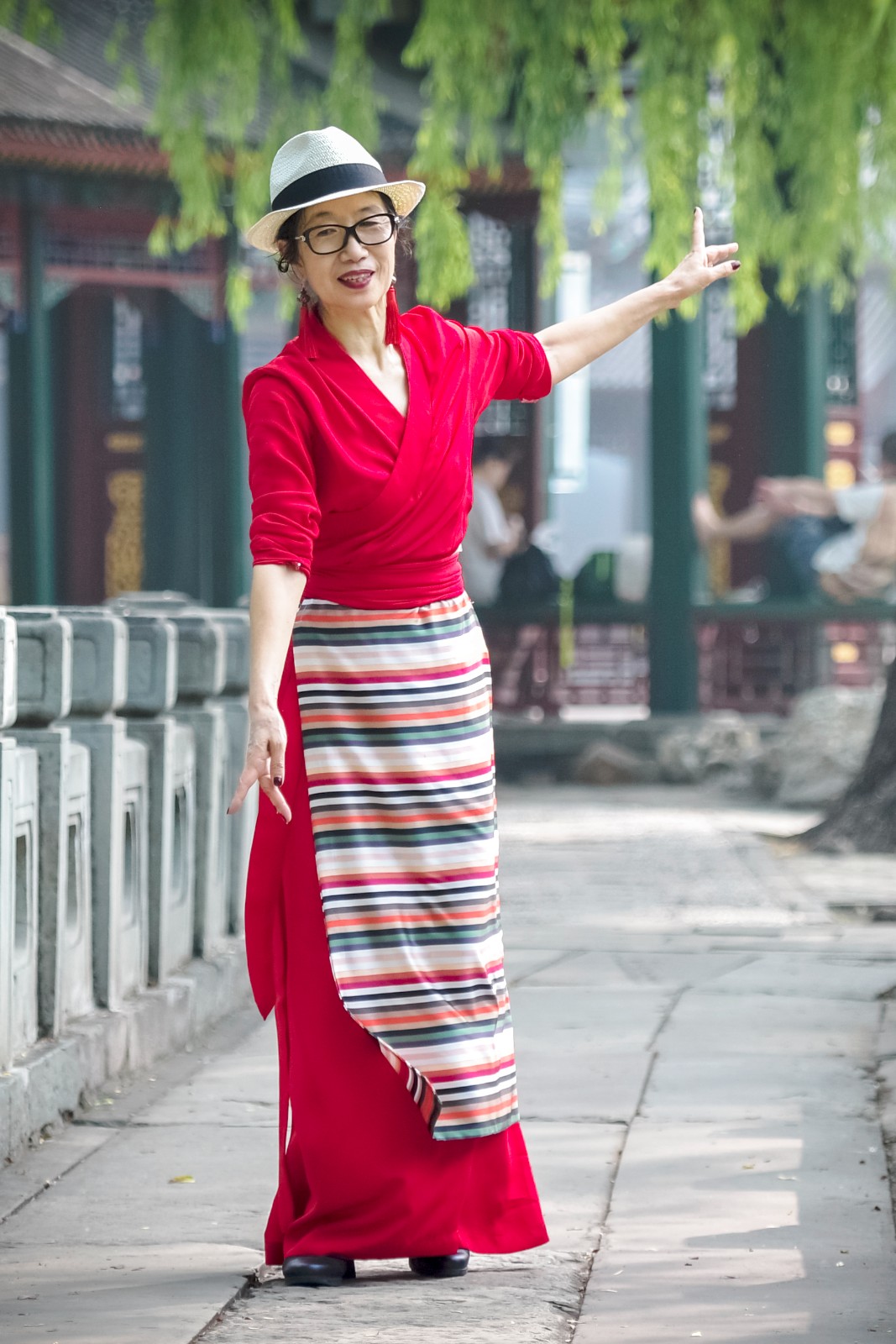 爱跳锅庄舞的王姐67岁老人的风采第二组照片