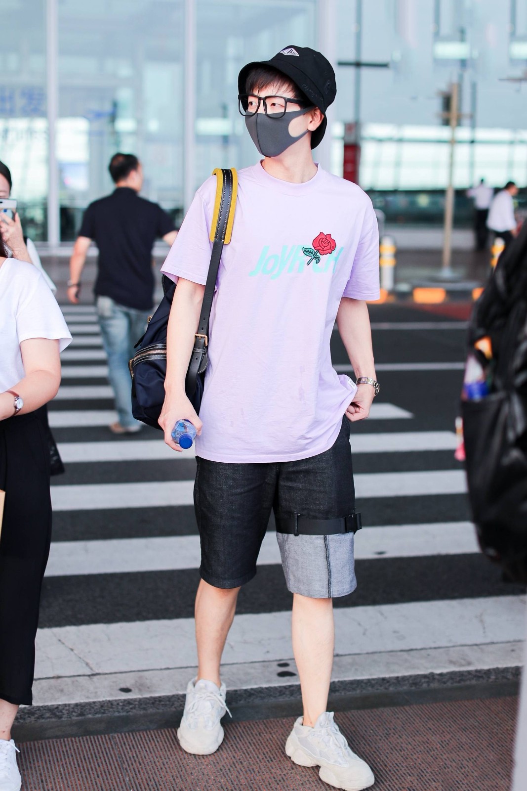 胡夏真会玩,裤管只卷一只还要绑上安全带?网友:一般人模仿不来