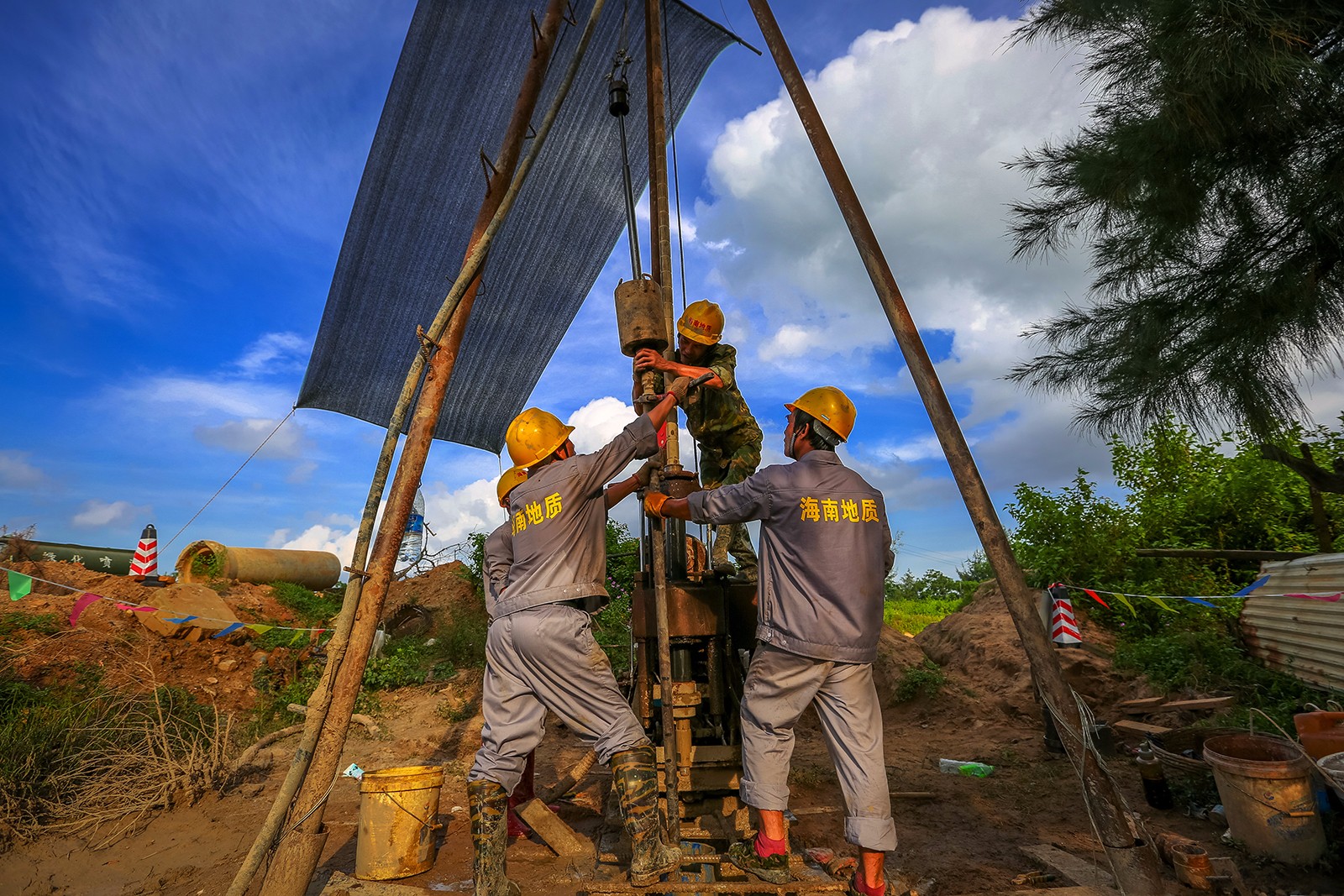工作人员勘查地质.
