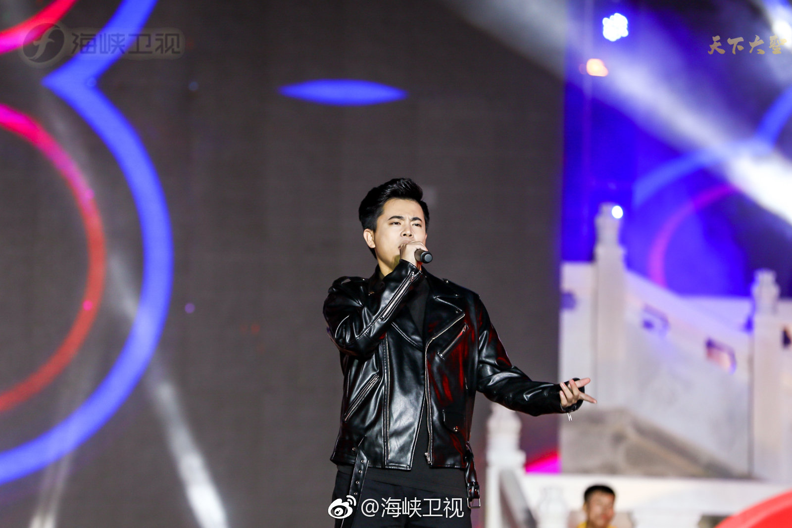 宝山在齐天大圣的圣光笼罩下,奇观美景是层出不穷