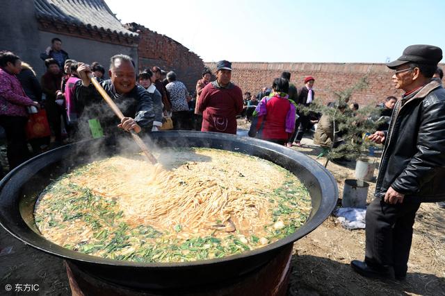 吃大锅饭是个技术活,老司机一顿能吃三碗饭,新手只能饿肚子