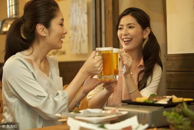 女员工陪客户吃饭被劝酒,机智的她用了这1招,10万网友点赞