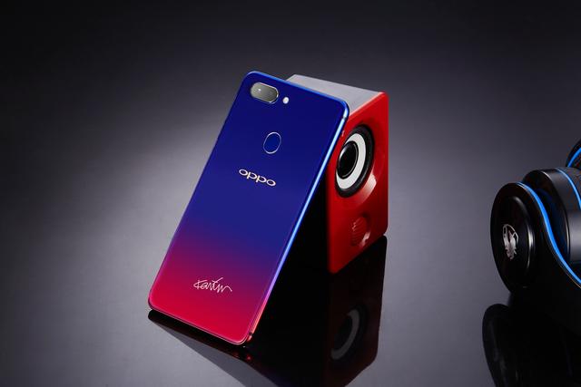 oppo遍访各国只为一抹钟情的色彩,让红蓝相映支配这个夏天