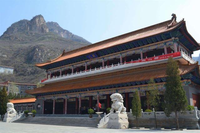 山峦环绕,著名的风景名胜如藏山,龙厅瀑布,寺安温泉,千佛寺等