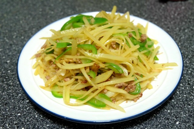 【肉沫炒土豆丝】