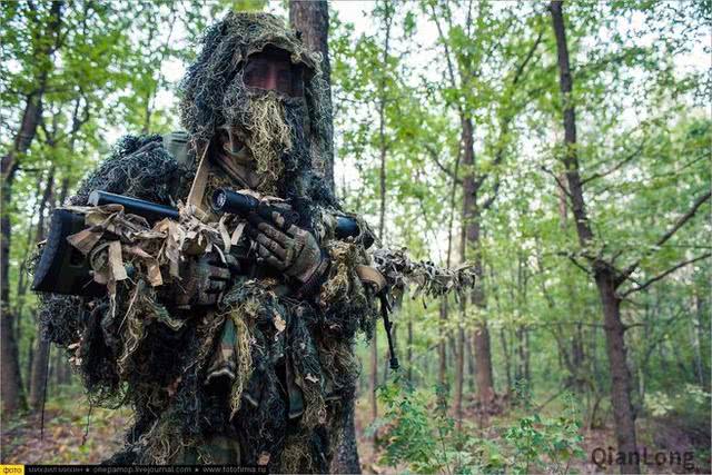狙击手野外伪装细节,帽子鞋子迷彩色的选择都有小技巧