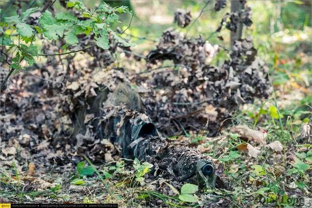 狙击手野外伪装细节,帽子鞋子迷彩色的选择都有小技巧