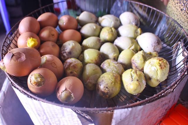 柬埔寨黑暗料理毛鸡蛋,把被寄生虫感染的死鸡胚胎烤着吃