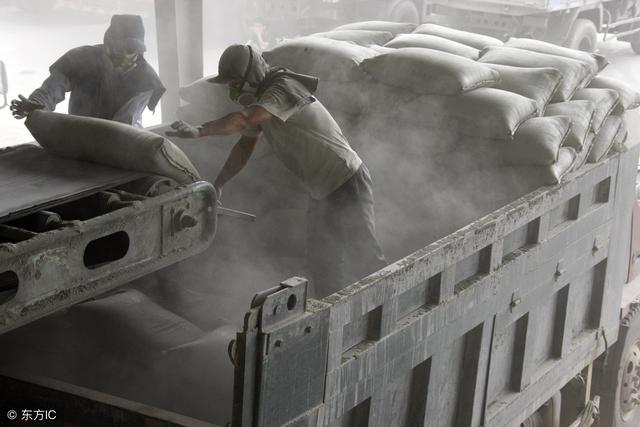 农民工6小时装3车水泥谈好500却只给250他拿出手机老板怂了