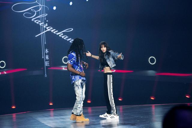 baby跳舞大秀长腿腹肌,但鞋看上去有43码,p图p变形了?