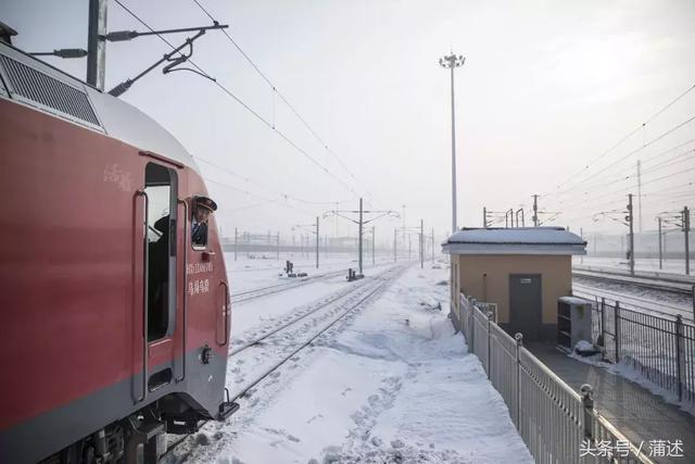 7556/7557列车往返于乌鲁木齐与塔克拉玛干沙漠南缘,路线穿越南疆三