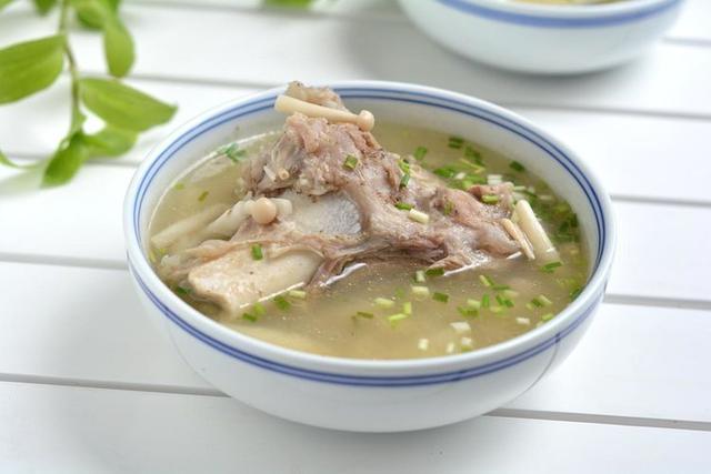 虽然肘子骨上的肉不多,但是它带来的淡淡肉香,骨头汤却很人回味.