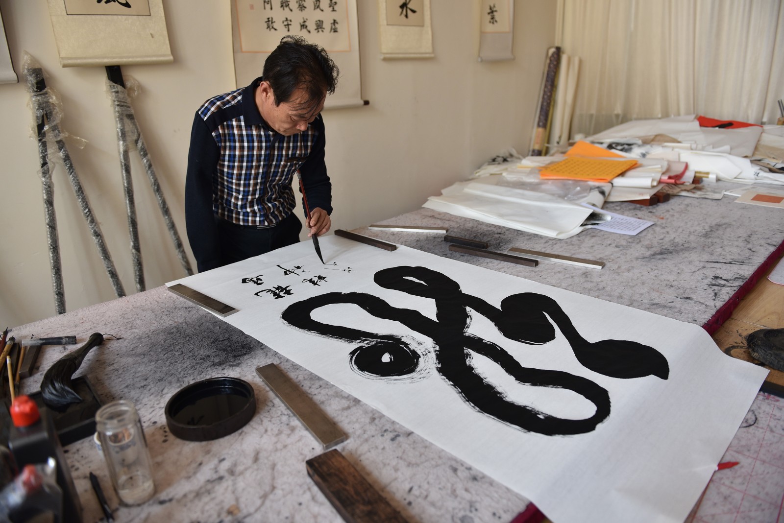 "独臂书法家"用左手苦练书法40年,今创作楷书入中华字库