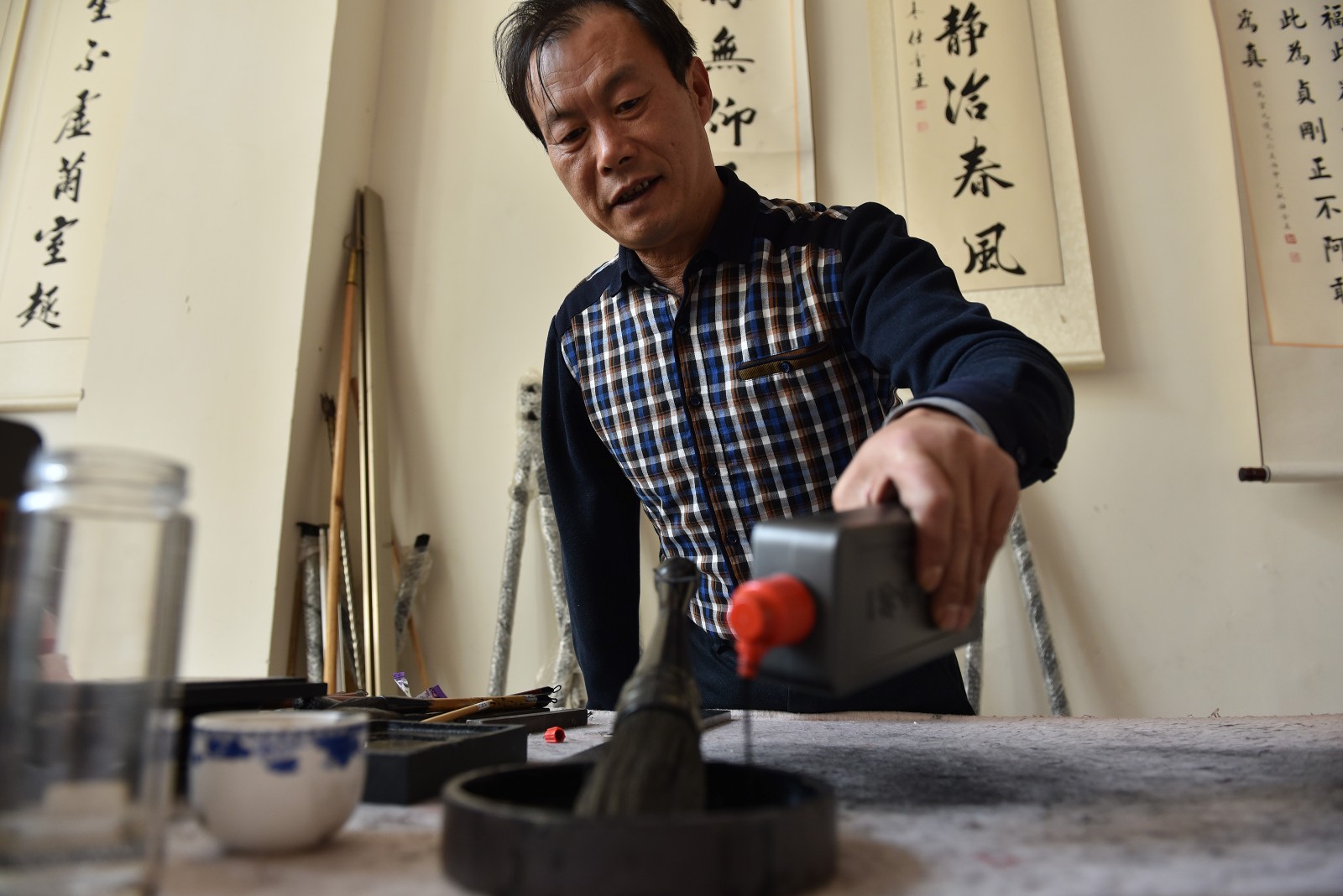 "独臂书法家"用左手苦练书法40年,今创作楷书入中华字库