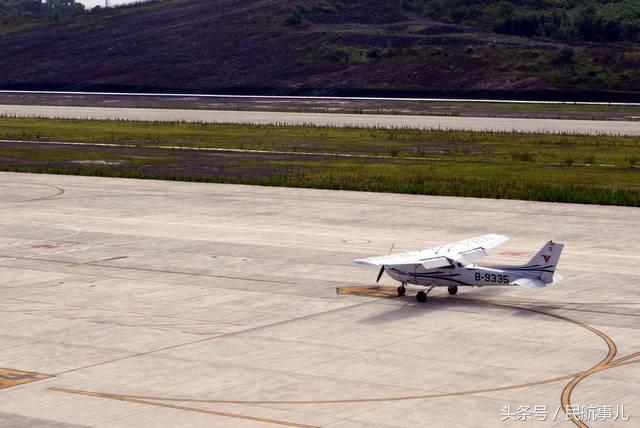 民航飞院新津分院4架飞机转场自贡机场飞行训练