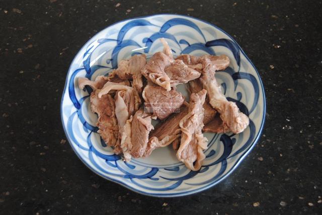2,猪肉洗净后切薄片,先焯水一遍,我用的隔山肉,这个部位的肉吃起来很