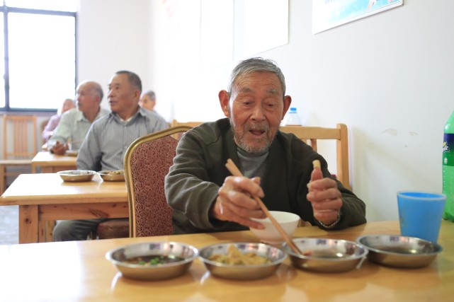 这个村给空巢老人办餐厅一日三餐10元85岁以上免费