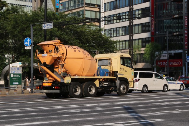 日本真的很干净吗?看看大雨后路上的那些汽车