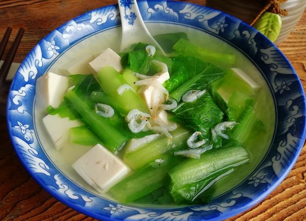 我经常给孩子做这个汤,不愁孩子长不高|补钙|小白菜|虾皮_新浪新闻