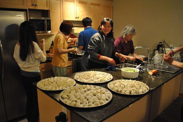 春节女人太辛苦买菜做饭洗碗忙得团团转累得直不起腰