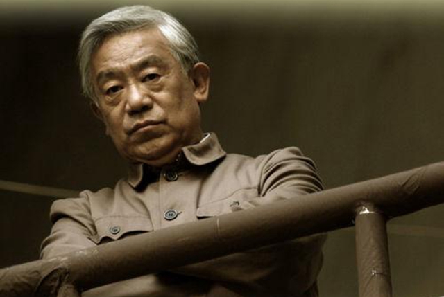 他是国家一级演员,是大陆的"黄金配角",70岁仍为儿子事业奔波