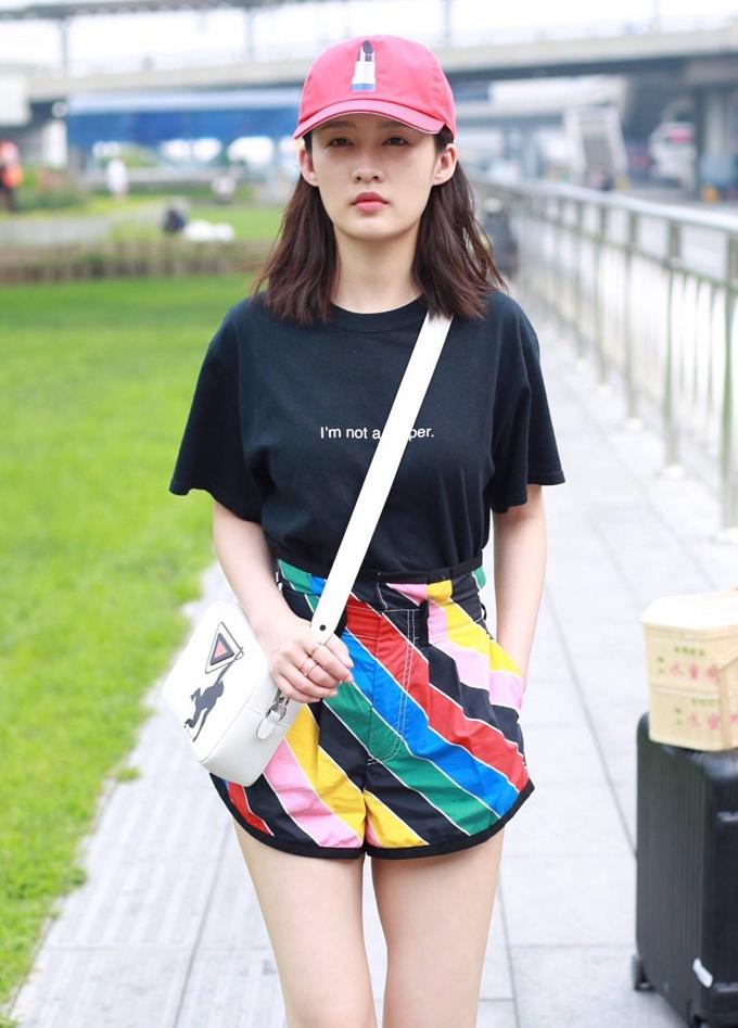 李沁厉害,穿完彩虹色短裤又穿运动型短裤,网友:腿长任性呗!