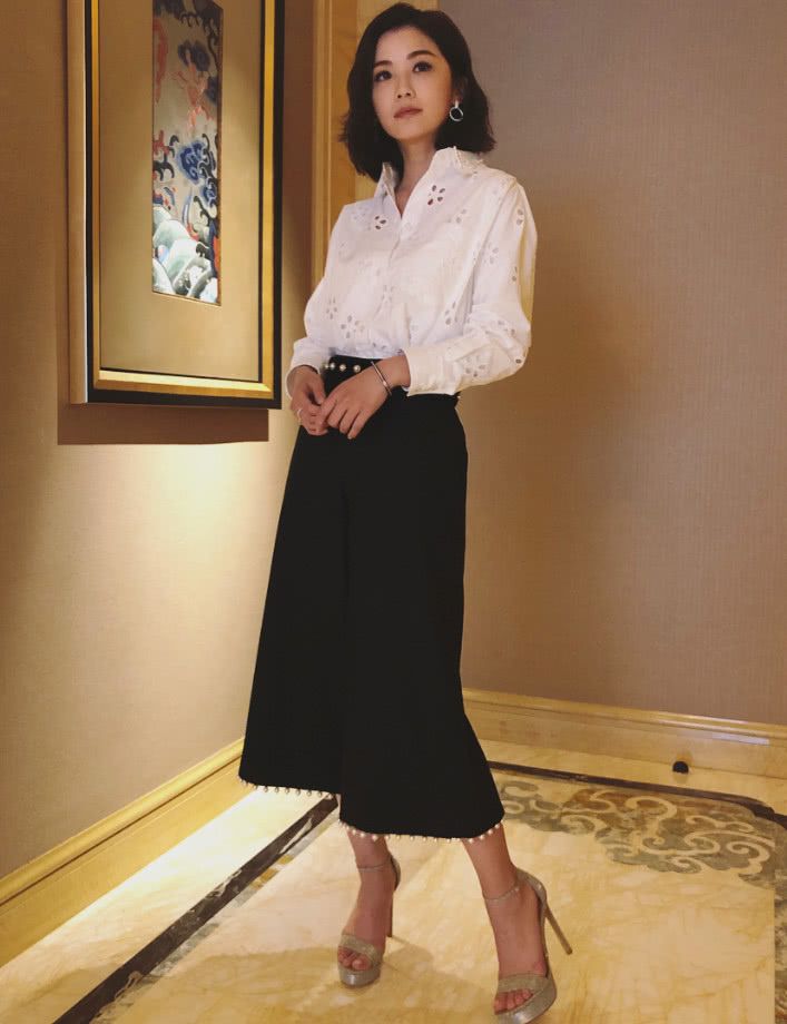 蔡卓妍一身黑色,一个腿上10多个洞,真是潮流